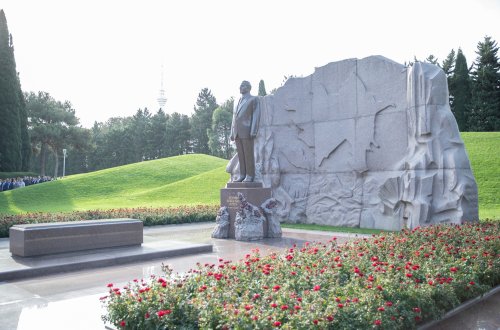 Kənd Təsərrüfatı Nazirliyinin kollektivi peşə bayramı münasibətilə Fəxri Xiyaban və Şəhidlər Xiyabanını ziyarət edib
