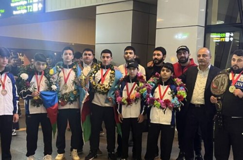 Dünya çempionatında uğur qazanan idmançılarımız Vətənə qayıdıb - FOTO