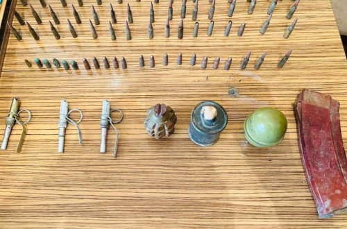 Paytaxt sakinləri ov tüfəngi və əl qumbaralarını könüllü polisə təhvil veriblər