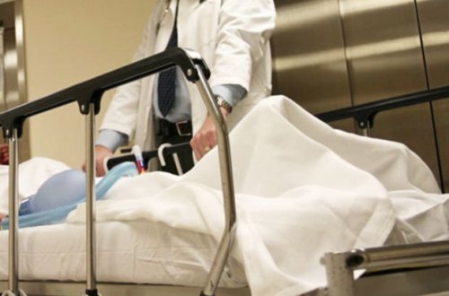 Vəzifəli şəxsin oğlu anasını bıçaqladı - Qadın xəstəxanada öldü