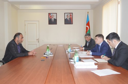 Elm, təhsil və insan resursları şöbəsinin müdiri İlham Süleymanov Neftçalada vətəndaşları qəbul edib