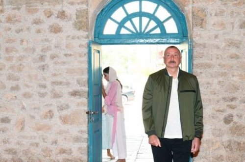 İlham Əliyev və Mehriban Əliyeva Şuşanın Mamayı məscidində aparılan bərpa işləri ilə tanış olublar