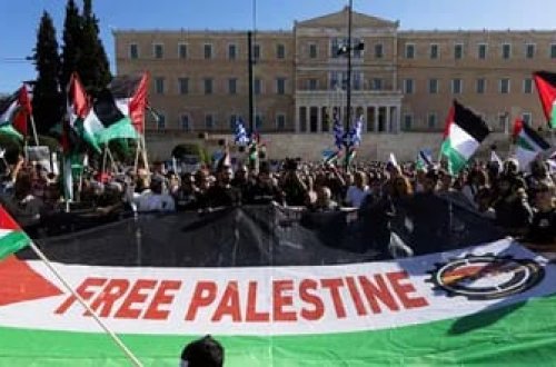 Yunanıstan bayrağının yanında Fələstin bayrağı asan etirazçı saxlanılıb