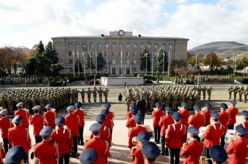 Prezident İlham Əliyev və birinci xanım Xankəndidə hərbi paradda iştirak ediblər