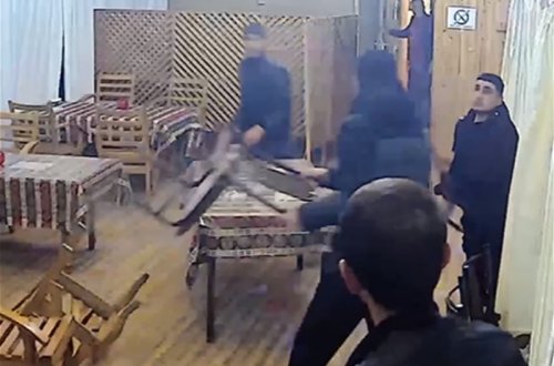 Bakıda müştərilər kafe sahibi və ofisiantı döydülər