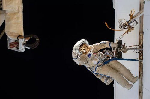 Astronomların kosmosda itirdiyi alət çantası durbinlə tapıldı