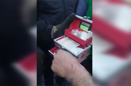 Yanğın vaxtı tapdıqları bir qutu qızılı sahibinə verdilər - Video