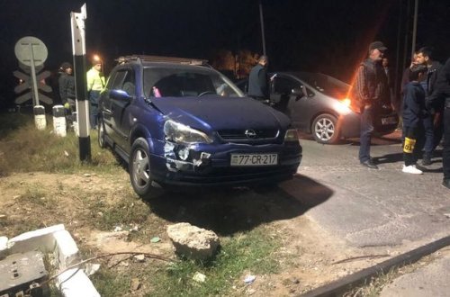 Bakıda elektrovoz avtomobillə toqquşdu - FOTO