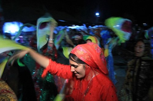 İranda əyləncə gecəsinə gedən 300 nəfər saxlanıldı