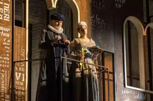 Romeo və Cülyetta rolunu canlandıran teatr aktyorları balkondan yıxılıblar