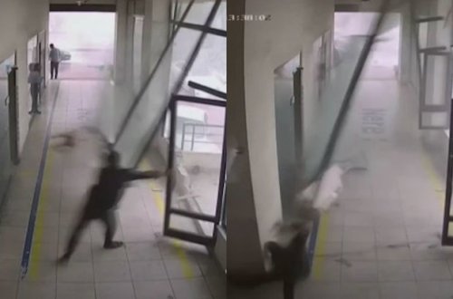 Türkiyədə fırtına nəhəng qapını yerindən qoparıb işçi ilə birlikdə divara çırpdı - ANBAAN VİDEO