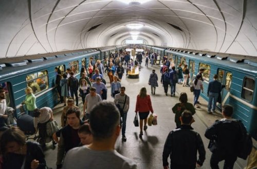 Sevgilisinə metroda evlilik təklifi etdi - Həbs olundu