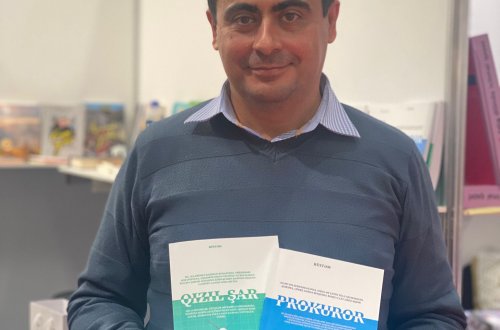 Yazıçı kitablarını məhkum qadınlara göndərdi - Foto