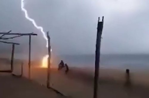 Meksikada çimərlikdə gəzən turisti ildırım vurdu: Dəhşətli görüntülər - FOTO/VİDEO