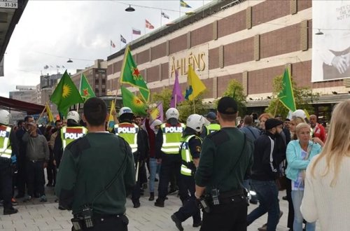 İsveçdə PKK tərəfdarlarından təxribat: Bələdiyyə binasına bayraq asdılar