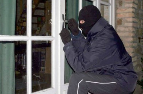 Bakıda mənzildən 15 min manatlıq qızıl və xeyli pul oğurlanıb