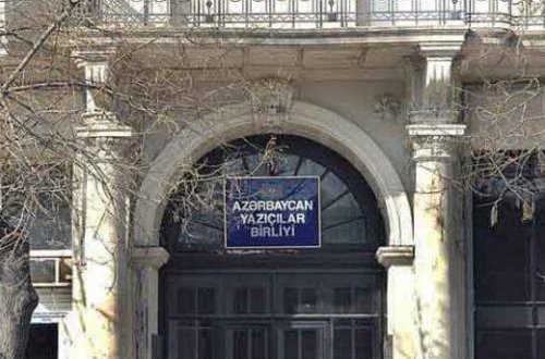 Yazıçılar Birliyində 21 mənzil qalmaqalı-Xanım tərcüməçidən sərt etiraz