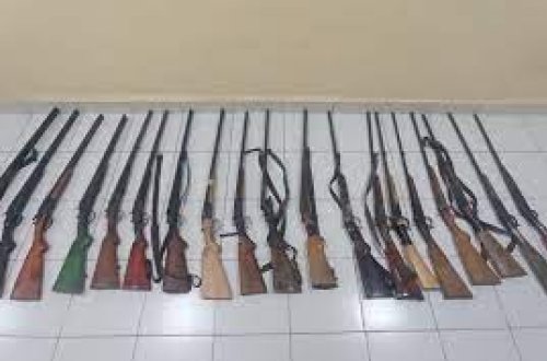 Şirvanda qanunsuz saxlanılan 19 ədəd silah polisə təhvil verilib