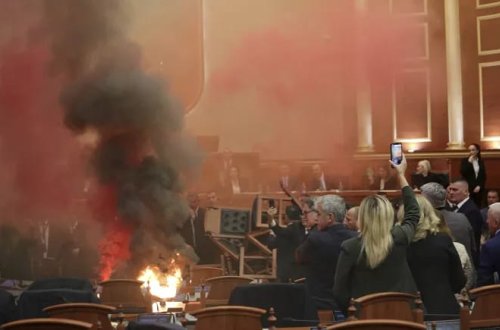 Albaniyada müxalifət deputatları parlamentdə yanğın çıxardı