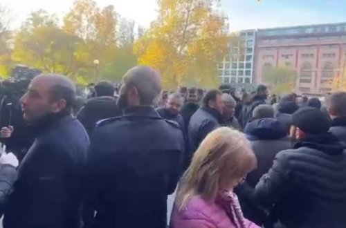 İrəvanda hökumət evinin qarşısında etiraz aksiyası keçirilir