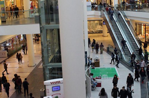 Bakıda ticarət mərkəzindən görün nə oğurladılar