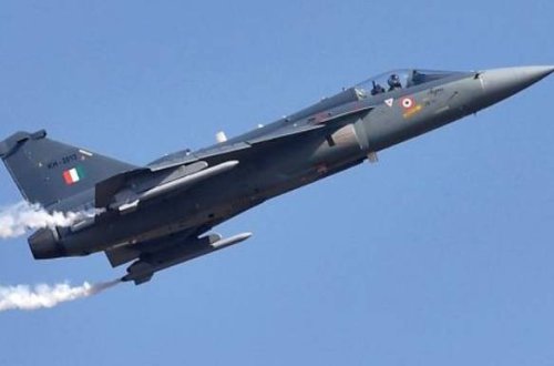 Hindistanın baş naziri yerli döyüş təyyarəsi ilə sınaqlar keçirib