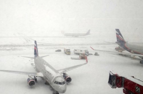 В аэропортах Москвы задержали или отменили порядка 30 рейсов