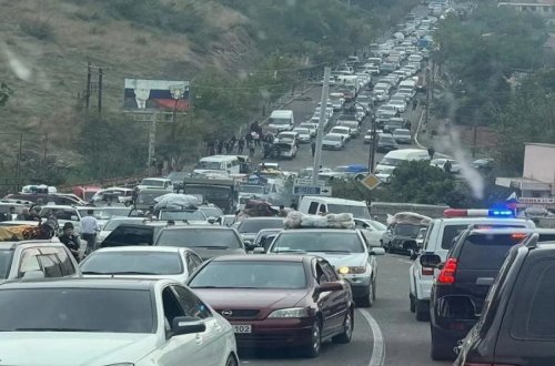 Переехавшие из Карабаха армяне покидают Армению