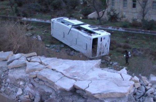 Qusarda avtobus aşıb, xəsarət alanlar var