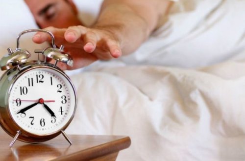 Onu yuxudan oyadan otaq yoldaşını bıçaqladı - QƏRAR