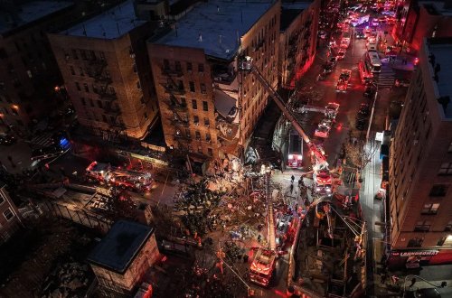 Nyu-Yorkda 1915-ci ildə tikilmiş binanın bir hissəsi uçdu