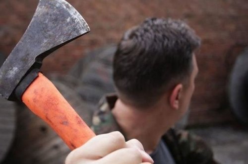 Keçmiş arvadını baltalayan şəxs cəzasının yüngülləşdirilməsini istəyir