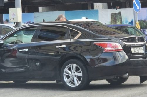 Bakıda yüksək vəzifəli şəxsin xidməti maşını qəzaya uğradı (FOTO)