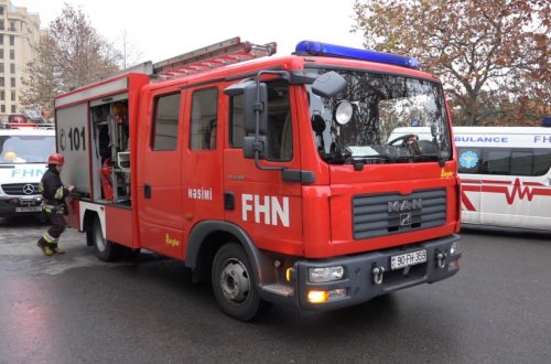 Sumqayıtda dördmərtəbəli binada yanğın - 15 nəfər təxliyə olundu