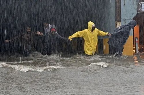 На железной дороге в Индии из-за наводнения заблокированы не менее 500 пассажиров поезда