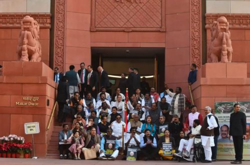 Hindistanda vəzifəsindən uzaqlaşdırılmış deputatlarının sayı 141-ə yüksəldi