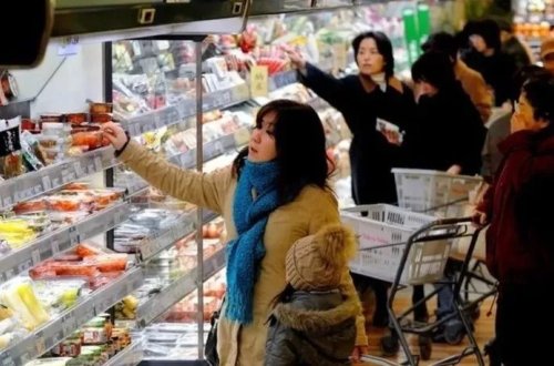 Yaponiyada ərzaq mağazalarının satışları 19 ildə ilk dəfə azalıb