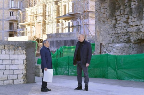 Prezident Şuşada 23 binadan ibarət ilk yaşayış kompleksində aparılan tikinti işlərinin gedişi ilə tanış olub