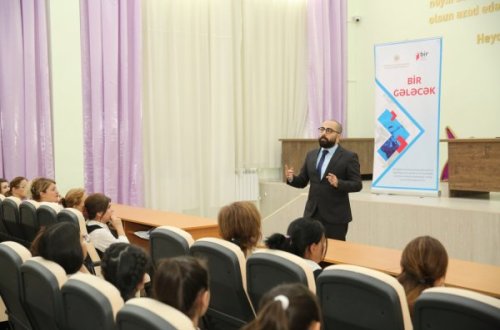 Rövşən Nəcəfov məzunu olduğu məktəbin şagirdləri ilə görüşüb - FOTOLAR