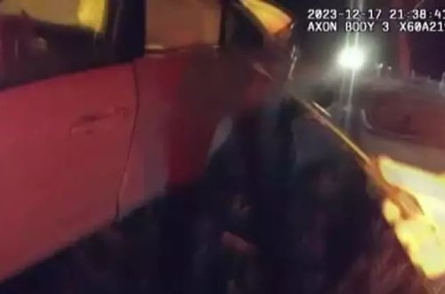 Yanan avtomobildə olan qadın son anda xilas edilib