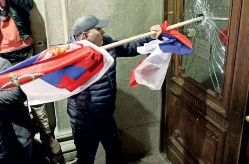 Müxalifət qüvvələri Belqradda parlament binasına basqın edib