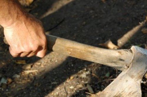 Kişi onunla mübahisə edən qonşusunu, onun qaynını və qayınanasını baltaladı - MƏHKƏMƏ