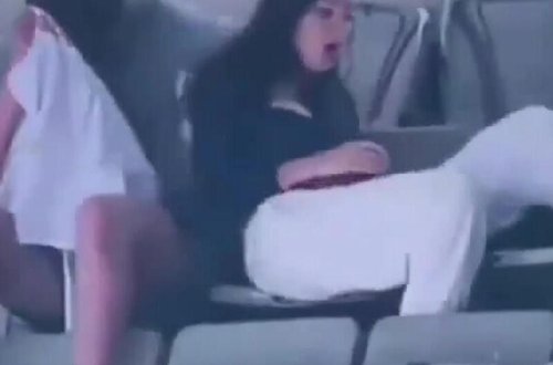 Stadionda öpüşən cütlüyü biabır etdilər - Operator VİDEOnu böyük monitora ötürdü - FOTO