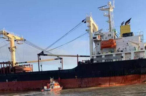 Yük gəmisi minaya düşüb: 2 YARALI