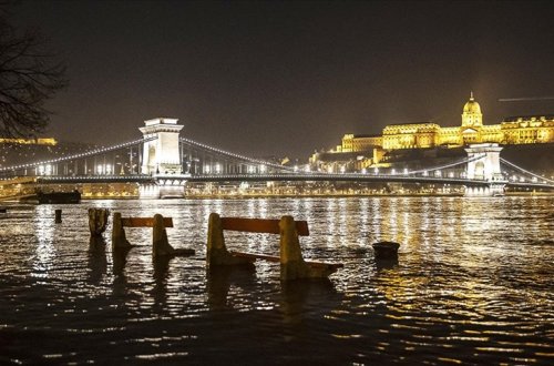 Macarıstanın paytaxtı Budapeştdə Dunay çayı daşdı