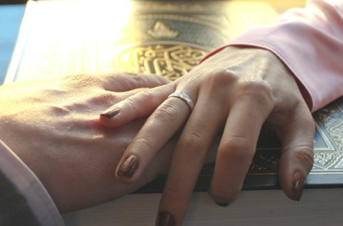 Eyni vaxtda iki kişi ilə kəbin kəsdirmək olar?