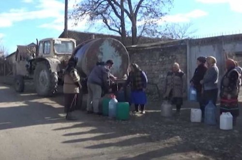 Gideyli kənddə sakinlərə gündə bir dəfə 30-40 litr su verilir - VİDEO