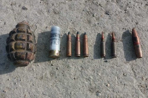 Şəmkirdə dəmiryolu xəttinin yaxınlığında silah-sursat tapılıb