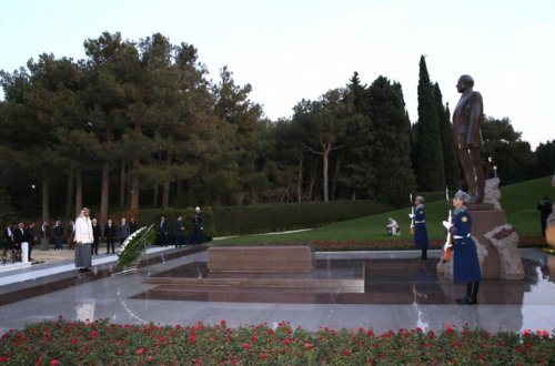 BƏƏ Prezidenti Ulu Öndər Heydər Əliyevin məzarını ziyarət edib
