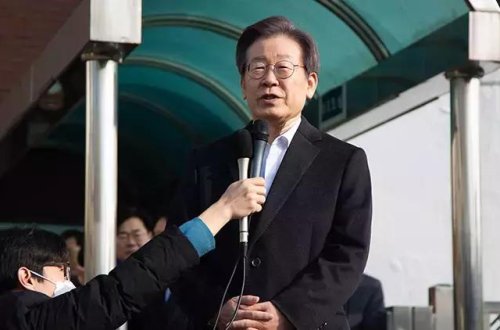 Cənubi Koreyada boynundan bıçaqlanan ana müxalifət lideri xəstəxanadan buraxıldı